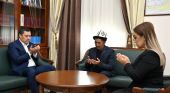 Президент Садыр Жапаров встретился с семьей погибшего в октябрьских событиях Умутбека Алтынбек уулу