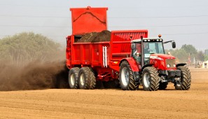 В Белоруссии началось внесение в почву органических удобрений под яровой сев будущего года