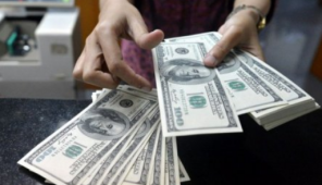 Курс доллара на Московской бирже вырос до 36,43 рубля, евро - до 50,23 рубля