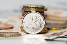 Рубль в начале дня снижается